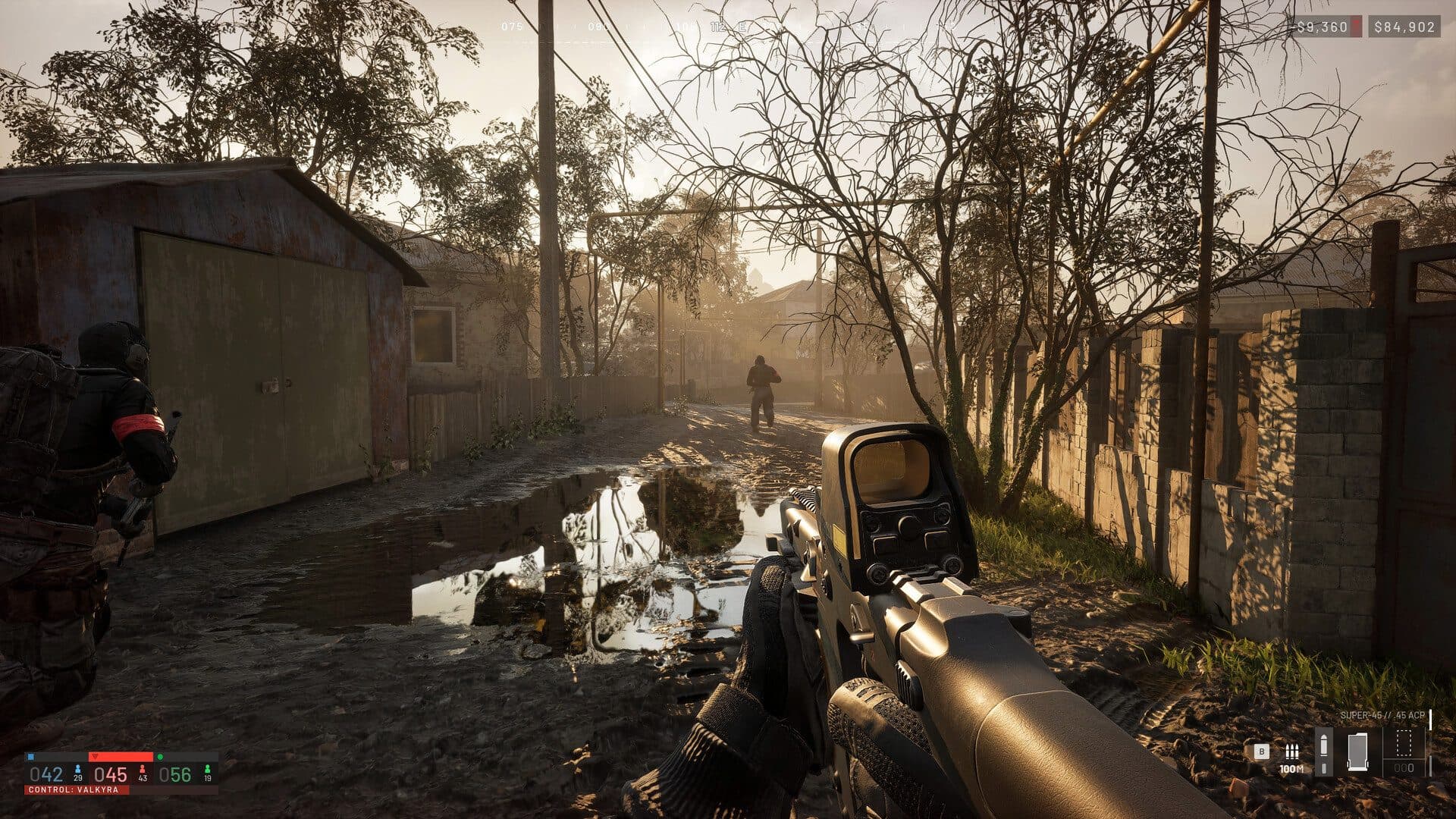 WARDOGS Ultra / 4K : escouade en vue FPS dans une rue inondée, reflets d’eau et lumière dorée